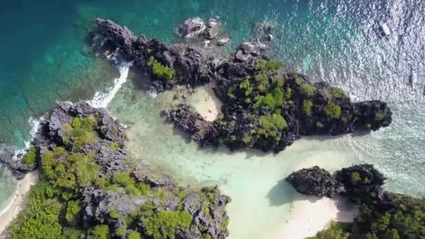 Aerial Pedestal Hidden Beach Clear Shallow Waters Surrounded Limestone Cliffs — ストック動画