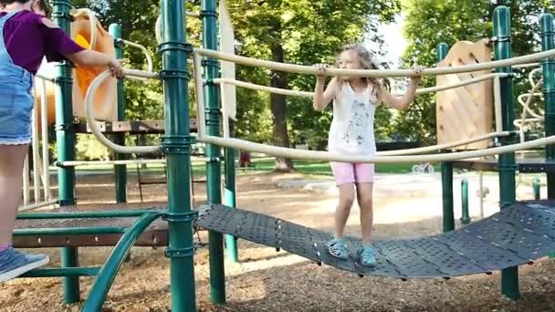 Lány Fel Ugrál Játszótér Hídján Csatlakozik Barátjához — Stock videók