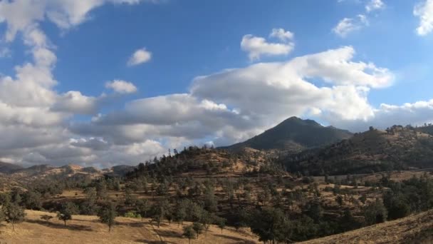 Timelapse Pociąg Przejeżdżający Przez Przełęcz Tehachapi Słoneczny Dzień Chmurami — Wideo stockowe