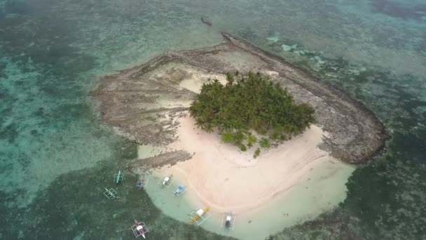 フィリピンのシアルガオ島の砂のグアム島のショットを傾け空中台座 — ストック動画