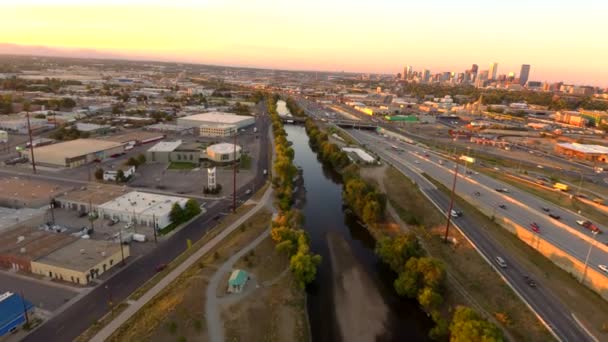 Gün Batımında Denver Skyline Düşen Platte Nehri Ele Geçireceğiz — Stok video