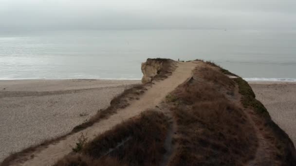 Drone Shot Cliff Santa Cruz Pobliżu Beach Board Spacer Pochmurny — Wideo stockowe