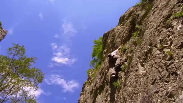 Vista Bajo Ángulo Hombre Escalando Las Paredes Roca Turda Gorge — Vídeo de stock