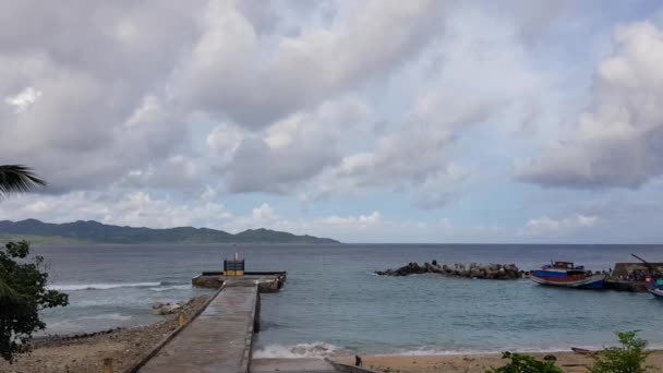 Zementierte Bootsanlegestelle Unter Dicken Wolken Batanes Philippinen — Stockvideo