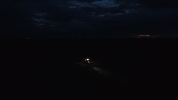 Trator Harvester Operando Sozinho Visão Aérea Noturna — Vídeo de Stock