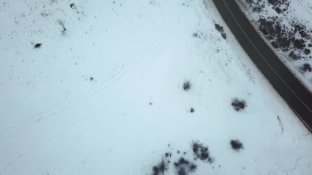 Drone Volando Sobre Pequeño Camino Rural Con Suelo Cubierto Nieve — Vídeos de Stock