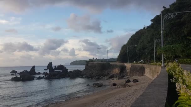 Estrada Lado Montanha Junto Oceano Corais Gigantes Nuvens Espessas Batanes — Vídeo de Stock