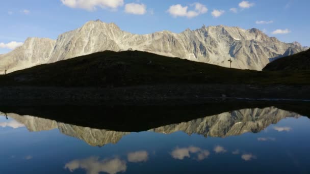Laag Vliegend Perfect Spiegelmeer Met Hoge Bergtoppen Achtergrond Herfstkleuren Arolla — Stockvideo