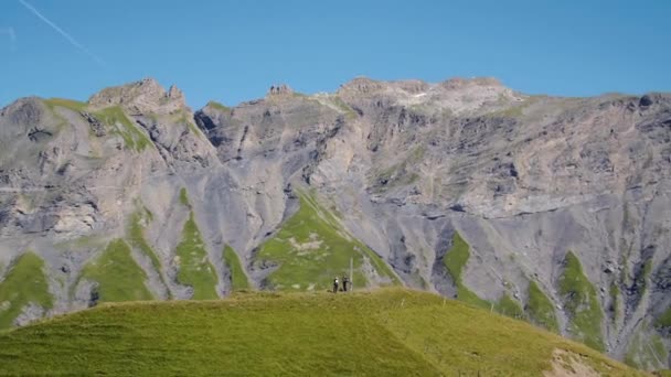 Umkreisende Wanderer Stehen Auf Einem Hügel Neben Einem Kreuz Mit — Stockvideo