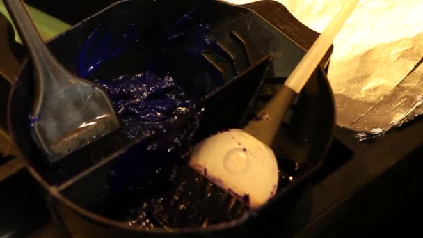 美容师用紫色染发剂将刷子滴入容器 — 图库视频影像