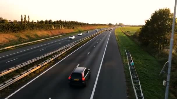 Autostrada Poruszającymi Się Samochodami Zachodzie Słońca — Wideo stockowe