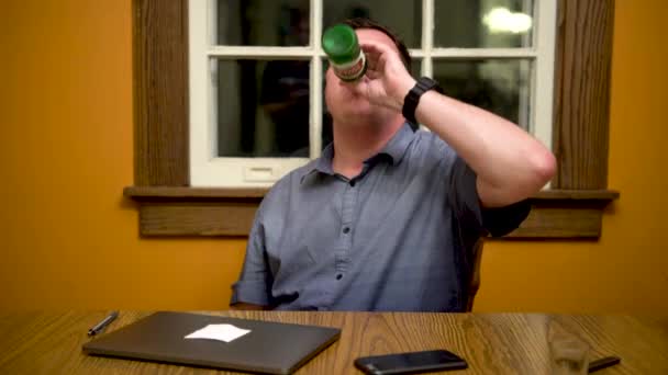 Mann Schreibtisch Beendet Sein Bier Und Steht Dann Mit Sieg — Stockvideo