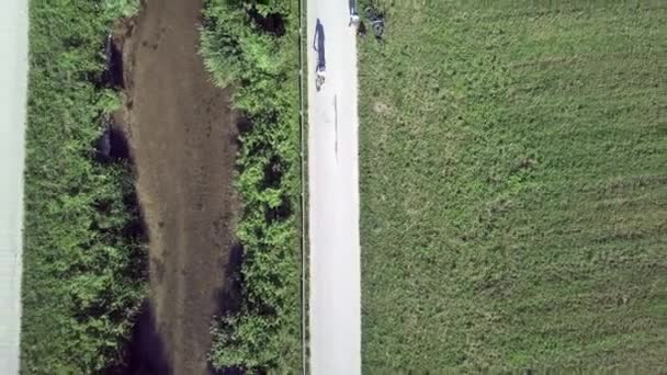 意大利苏加纳山谷一名骑自行车的人头顶上方的空中俯瞰着无人驾驶飞机 — 图库视频影像
