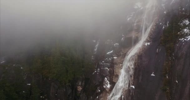Luchtfoto Van Naderende Watervallen Bij Mistig Weer Variatie — Stockvideo