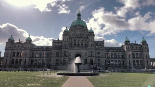 Versnelde Wandeling Naar Fontein Voorkant Van Victoria Parlement Zonnige Dag — Stockvideo