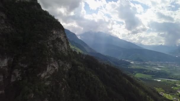 意大利特伦蒂诺的博尔戈瓦尔苏加纳山脉和森林的空中景观 在晴朗和阳光明媚的一天 无人驾驶飞机向侧向飞行 — 图库视频影像