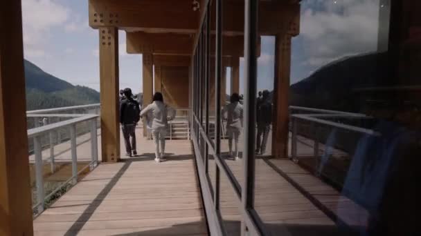 Toeristen Die Boardwalk Lopen Met Hun Reflecties Het Raam — Stockvideo