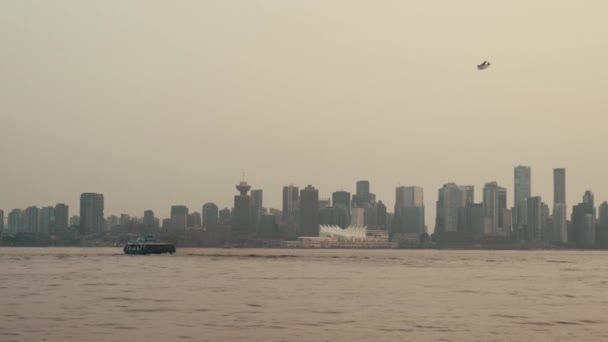 Seeflugzeug Fliegt Über Bewölkter Skyline Von Vancouver — Stockvideo