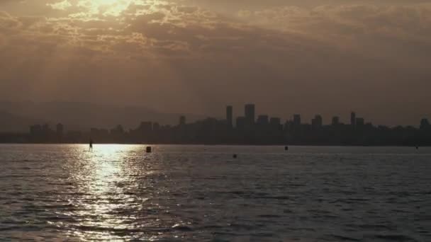 Man Paddle Boarding Background Vancouver Skyline — Αρχείο Βίντεο
