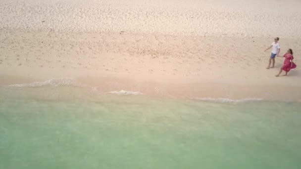 Aerial View Young Caucasian Couple Walking Hand Hand White Sandy — Vídeos de Stock