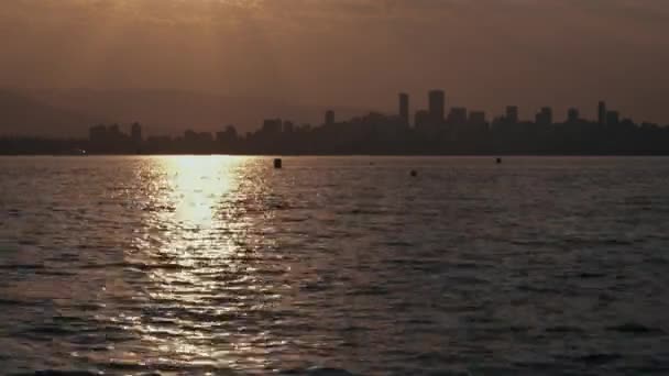 Water Reflections Sunrise Vancouver Skyline Tele Shot Static Refocusing — Stockvideo