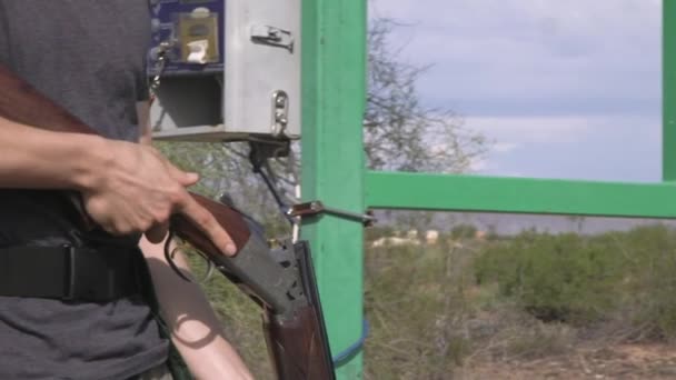 Slow Motion Close Loading Shotgun — Videoclip de stoc