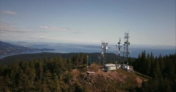 Aerial View Signal Towers Peak Mountain — Vídeo de Stock