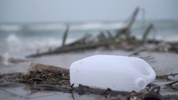 Big Plastic Bottle Beach Polluting Dirty Beach — 图库视频影像