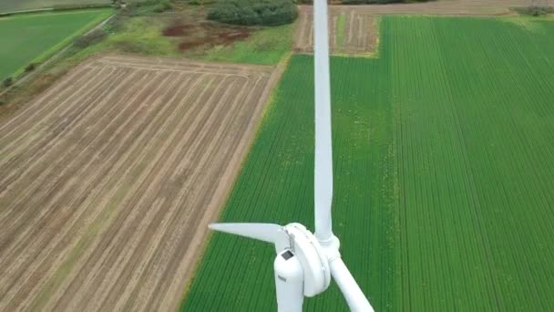 Slow Tilting Ascending Shot Wind Turbine — Vídeo de Stock