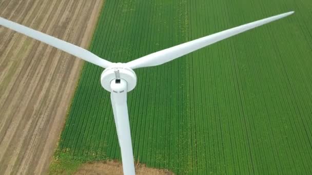 Tilting Reveal Shot Wind Turbine British Countryside — ストック動画