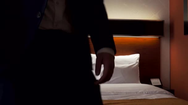 Чоловік Діловому Одязі Сидячи Розчарований Ліжку Готелю — стокове відео