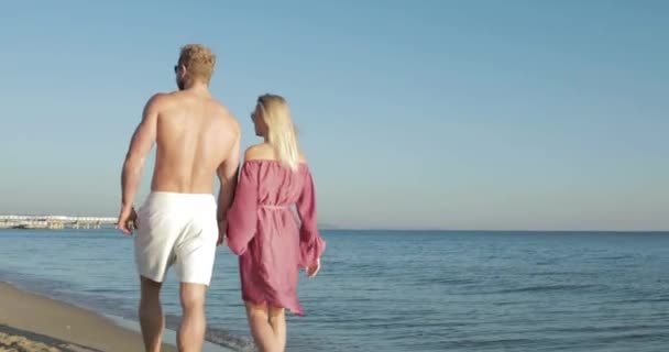 Fit Couple Walk Beach Away Camera Shot Sunny Day Copy — 图库视频影像