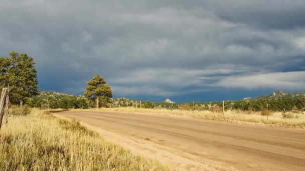 Dirt Road Colorado Countryside Storm Clouds Start Roll — Vídeos de Stock