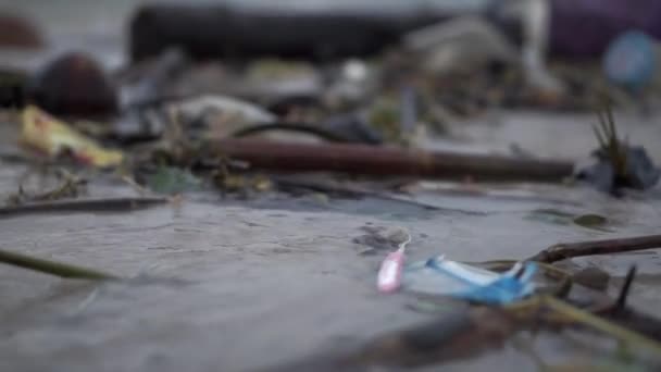 Plastic Toothbrush Floating Current Very Polluted Dirty Beach Full Plastic – stockvideo