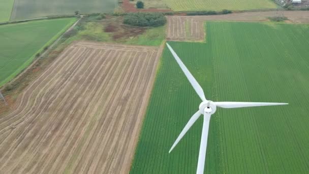 Slow Panning Shot Wind Turbine British Countryside — Αρχείο Βίντεο