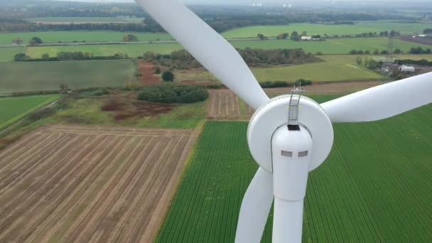 Close Panning Shot Wind Turbine British Countryside — Αρχείο Βίντεο