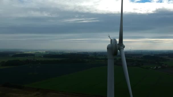 Slow Close Rotating Shot Wind Turbine British Countryside — Αρχείο Βίντεο