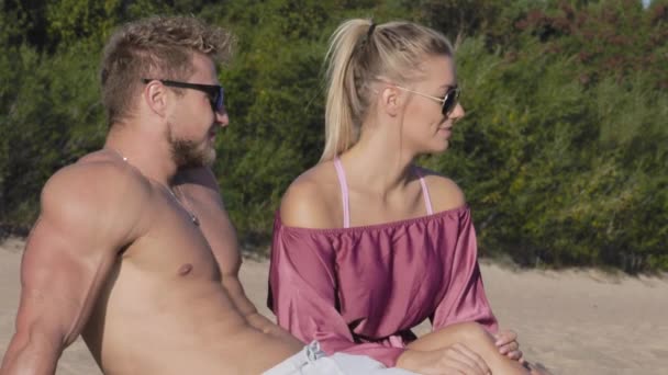 Fit Couple Hanging Out Relaxing Chatting Beach Sunny Day — Video