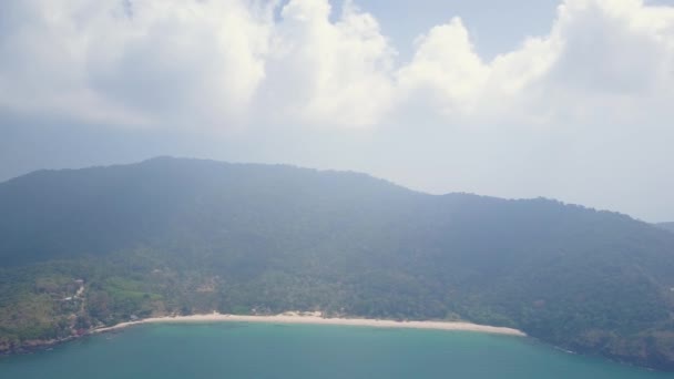 Aerial Tracking Shot Ocean Lush Island Beach Cloudy Day Thailand — стоковое видео