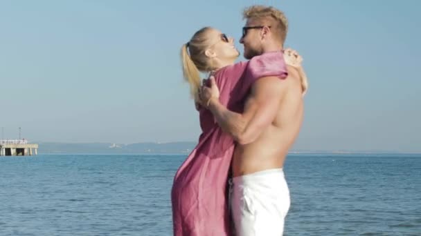 Young Couple Share Kiss Sunshine Beach — Vídeo de Stock