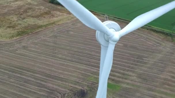 Close Tilting Shot Wind Turbine Countryside Background — Αρχείο Βίντεο