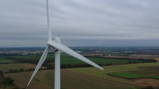 Close Rotating Shot Wind Turbine British Countryside — Vídeo de Stock