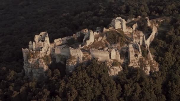 Closer Aerial Shot Gymes Castle Ruins Lit Last Beams Sunset — Stockvideo