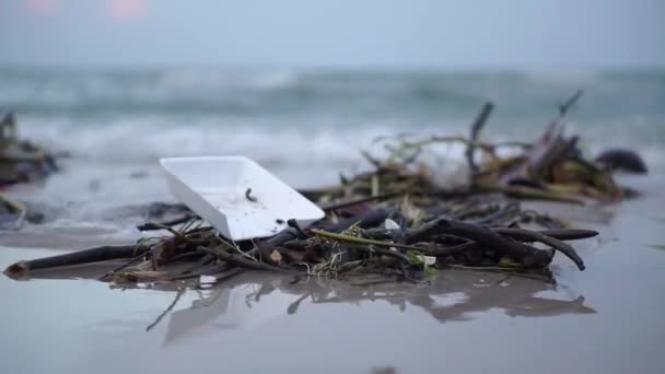 Загрязненный Грязный Пляж Полный Пластика Мусора Песке Воде Вдоль Побережья — стоковое видео