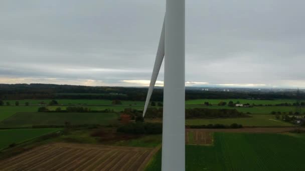 Slow Close Rising Shot Wind Turbine British Countryside — Αρχείο Βίντεο