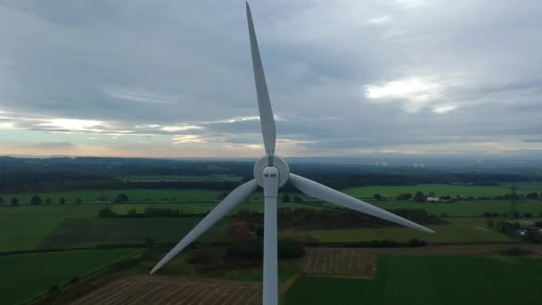 Slow Pull Back Reveal Wind Turbine British Countryside — Stockvideo