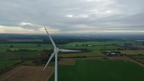 Slow Descending Shot Wind Turbine British Countryside — Αρχείο Βίντεο