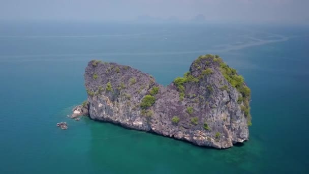 Aerial Arch Shot Huge Rock Formation Andaman Sea Thailand Camera — 비디오