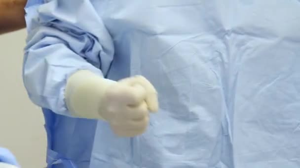 Close Surgeon Hands Another Doctor Helps Put Sterile Gloves Operation — 비디오