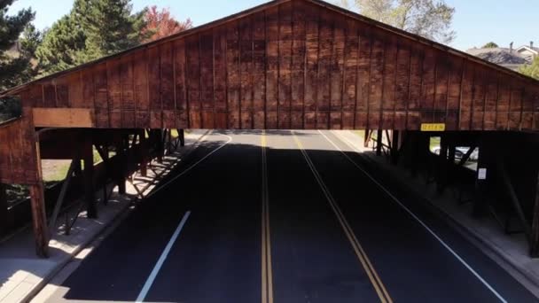 Μια Σκεπαστή Γέφυρα Αιχμαλωτίζεται Στο Littleton Colorado — Αρχείο Βίντεο